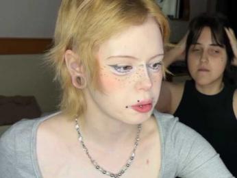 AliceAndMia webcam model stream image