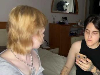 AliceAndMia webcam model stream image