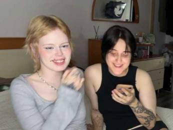 AliceAndMia webcam model stream image
