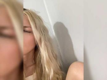 Milanii webcam model stream image