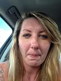 SheIsSomething webcam model stream image