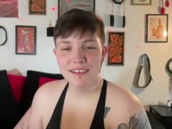 mostlyylesbian webcam preview