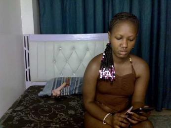 Prettyluxe webcam bongacams model stream image