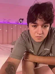 EmilyAndAndrew webcam model stream image