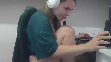 VicksyWoods webcam model stream image