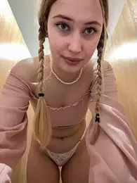 blonde_exe webcam model stream image