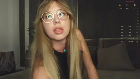LoraineLuff webcam model stream image