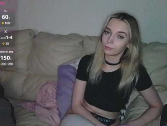 Almondmilka webcam model stream image