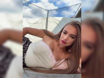 ------_ webcam bongacams model stream image