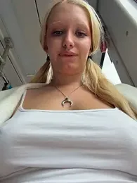 Elfi_InPublic webcam stripchat model stream image