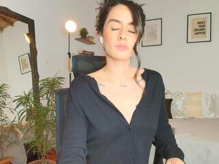 Louissa Bennett webcam model stream image