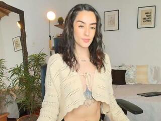 Louissa Bennett webcam model stream image
