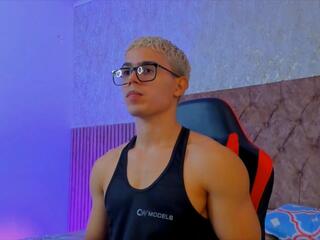 Travis Lewis webcam model stream image