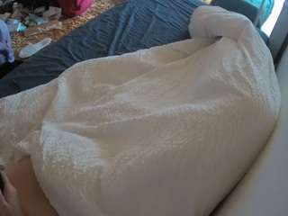 voyeurcam-julmodels-whitebed-4 webcam camsoda model stream image