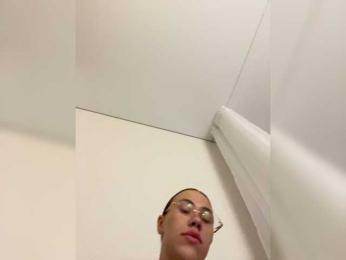 v_-_-_v webcam model stream image