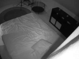 voyeurcam-julmodels-whitebed-2 webcam model stream image