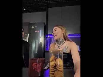 AriWild webcam model stream image