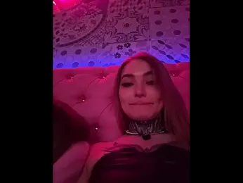 AriWild webcam model stream image