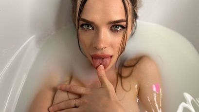 Agatha webcam model stream image