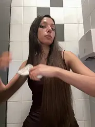 -_MiaQueen_- webcam model stream image