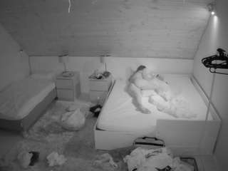 voyeurcam-julmodels-whitebed-2 camsoda stream image, 16.08.2025 18:30