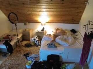 voyeurcam-julmodels-whitebed-2 camsoda stream image, 31.08.2025 10:30