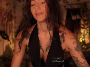 effylowell_ chaturbate stream image, 16.12.2025 02:20