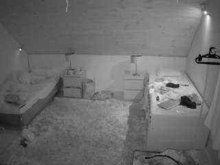 voyeurcam-julmodels-whitebed-2 camsoda stream image, 21.01.2026 14:30