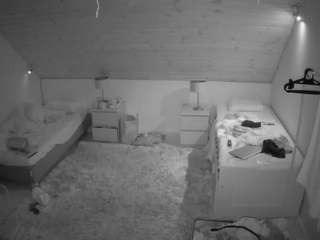 voyeurcam-julmodels-whitebed-2 camsoda stream image, 21.01.2026 14:30