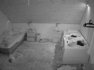 voyeurcam-julmodels-whitebed-2 camsoda stream image, 21.01.2026 14:30