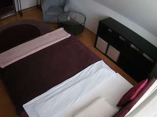 voyeurcam-julmodels-whitebed-2 camsoda stream image, 05.05.2026 14:10