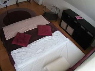 voyeurcam-julmodels-whitebed-2 camsoda stream image, 02.07.2026 12:40